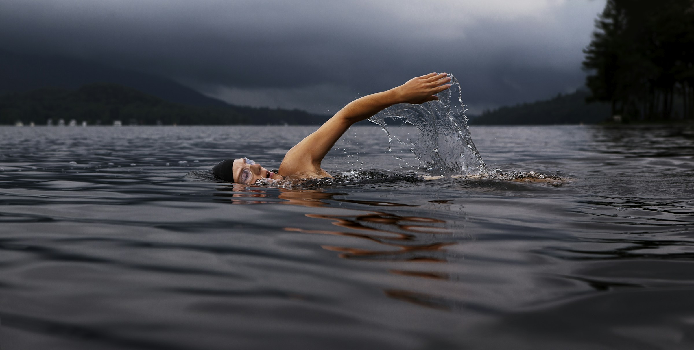 Uomo che nuota in acqua, tema acqua nelle orecchie in estate