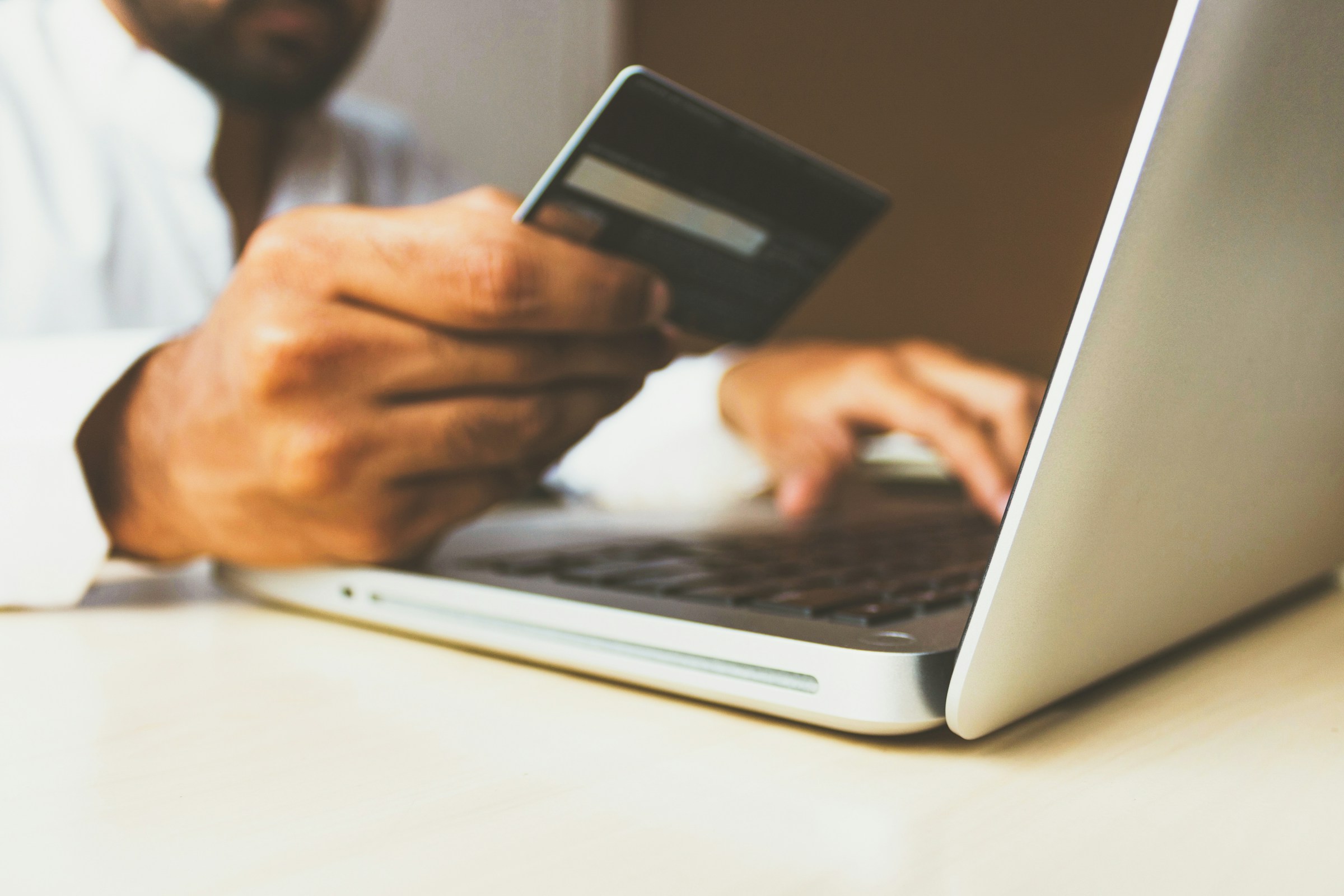Persona che effettua un pagamento online con carta durante un acquisto