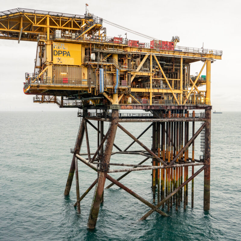 Piattaforma offshore in mezzo al mare, struttura industriale su gambe metalliche