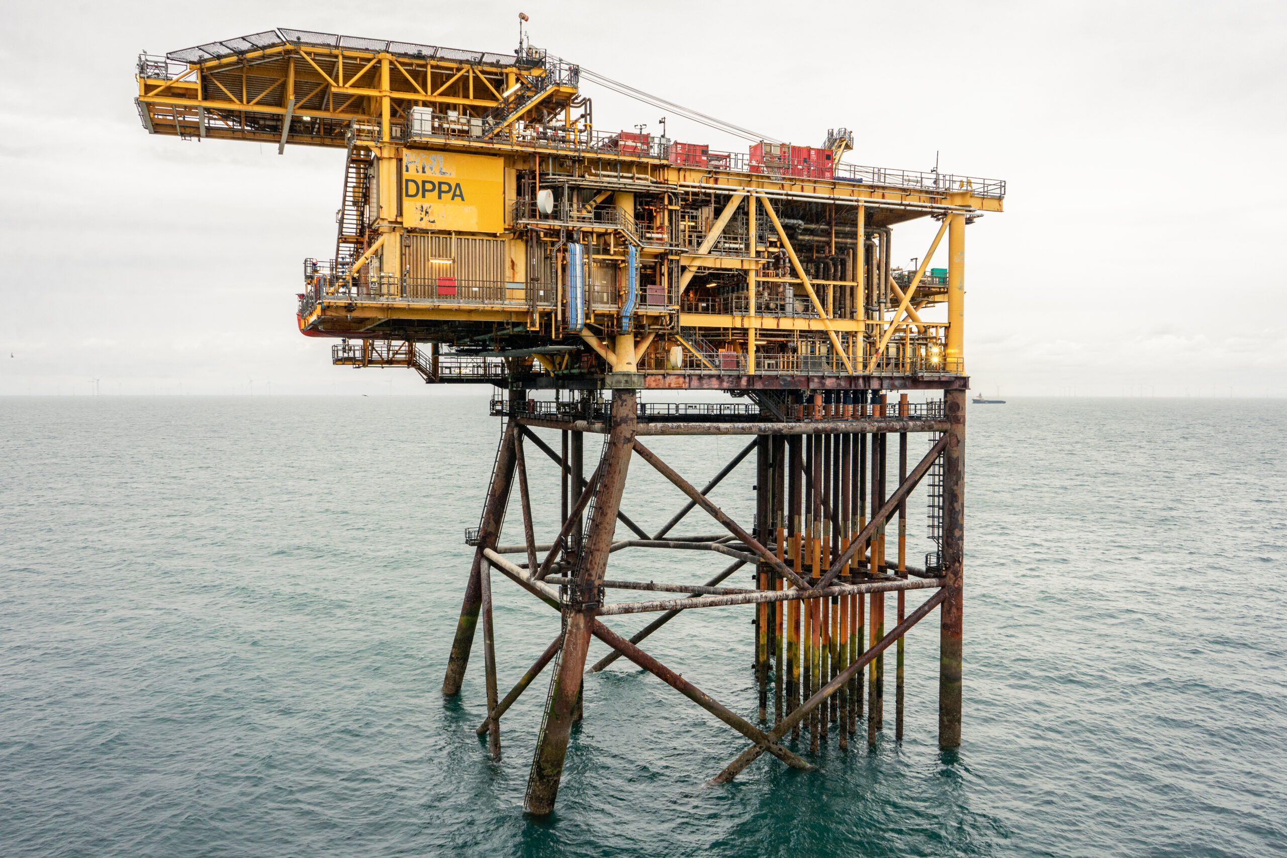 Piattaforma offshore in mezzo al mare, struttura industriale su gambe metalliche