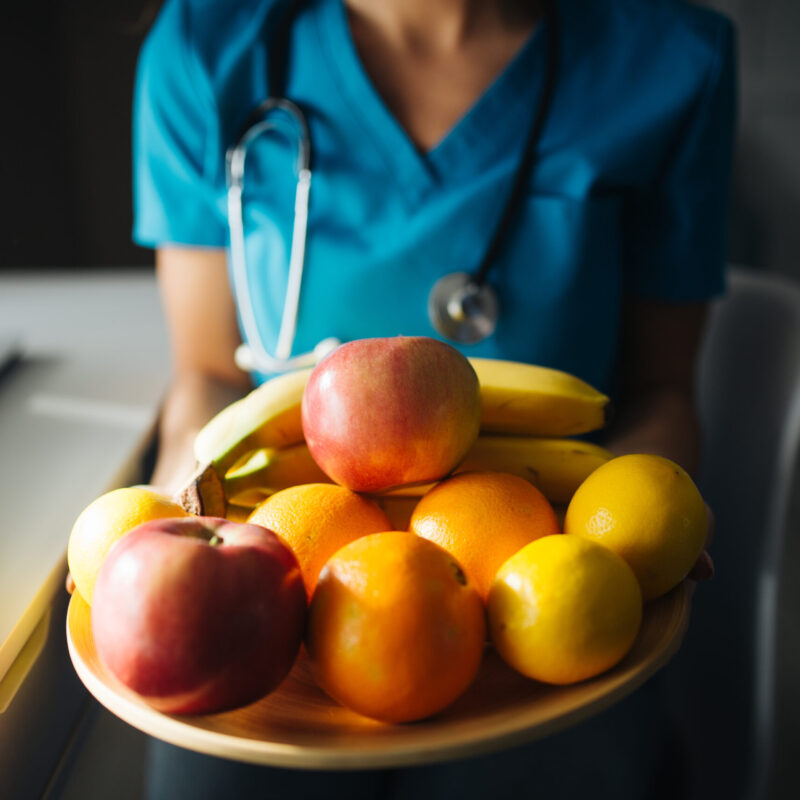 Professionista sanitario valuta l'alimentazione di un paziente