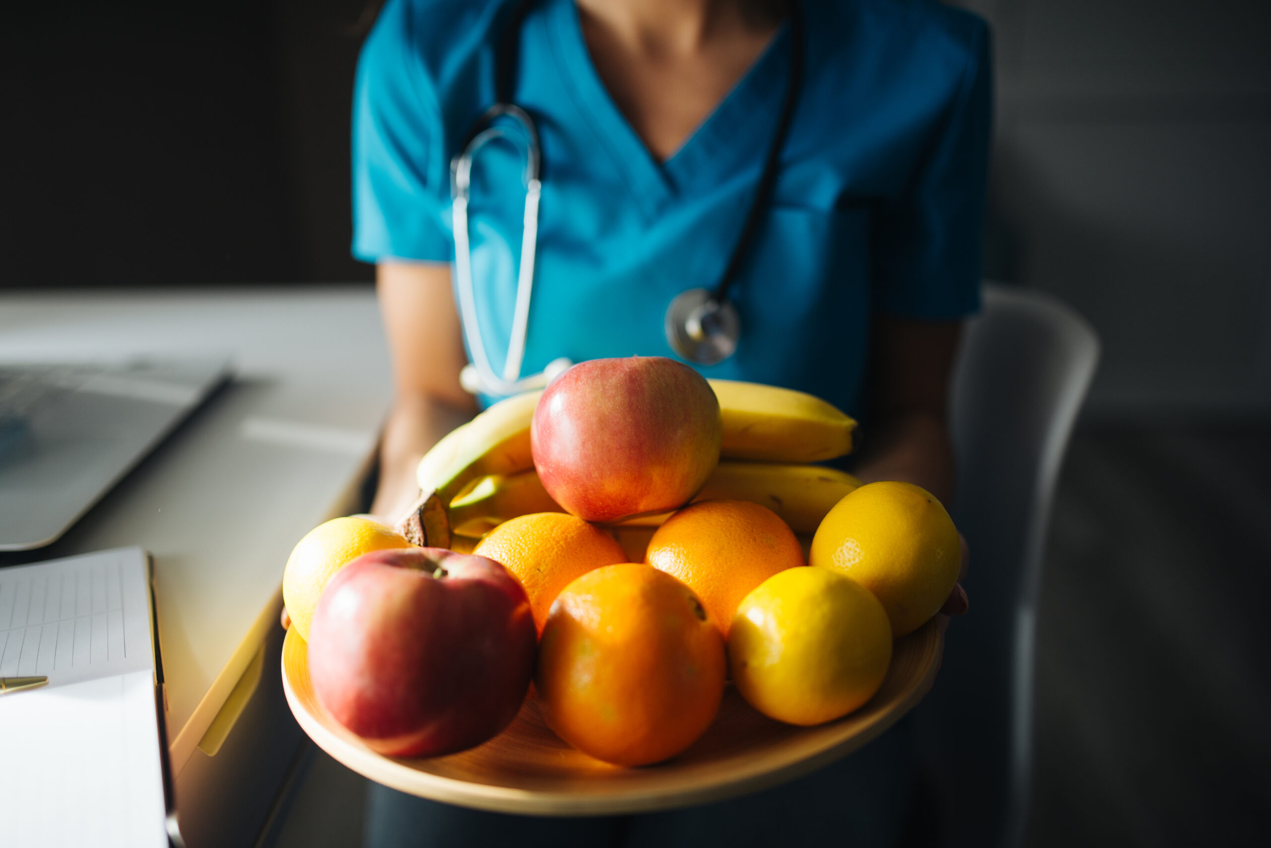 Professionista sanitario valuta l'alimentazione di un paziente