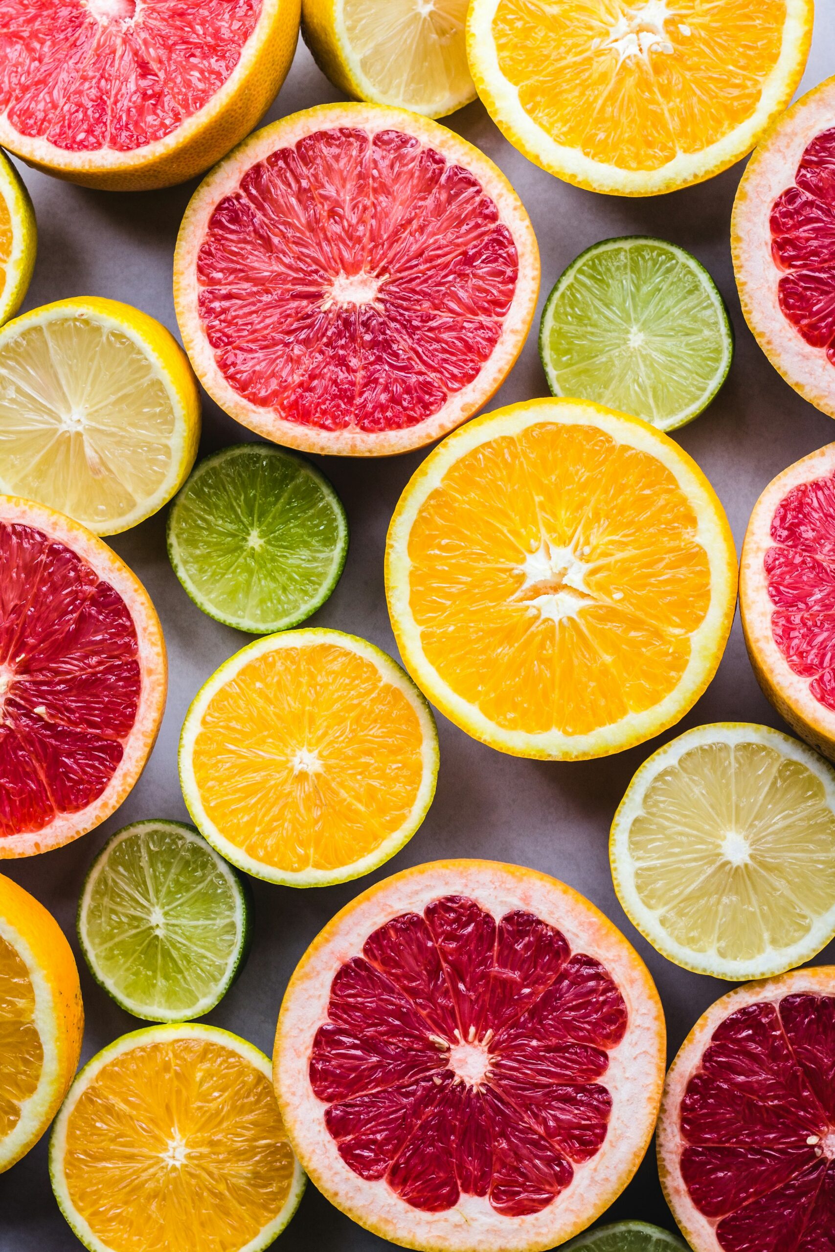 Agrumi freschi a fette, fonte alimentare di vitamina C