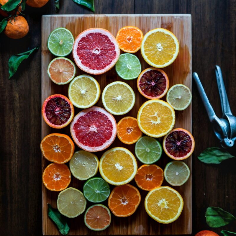 Composizione di agrumi colorati tagliati a fette, fonte di vitamina C