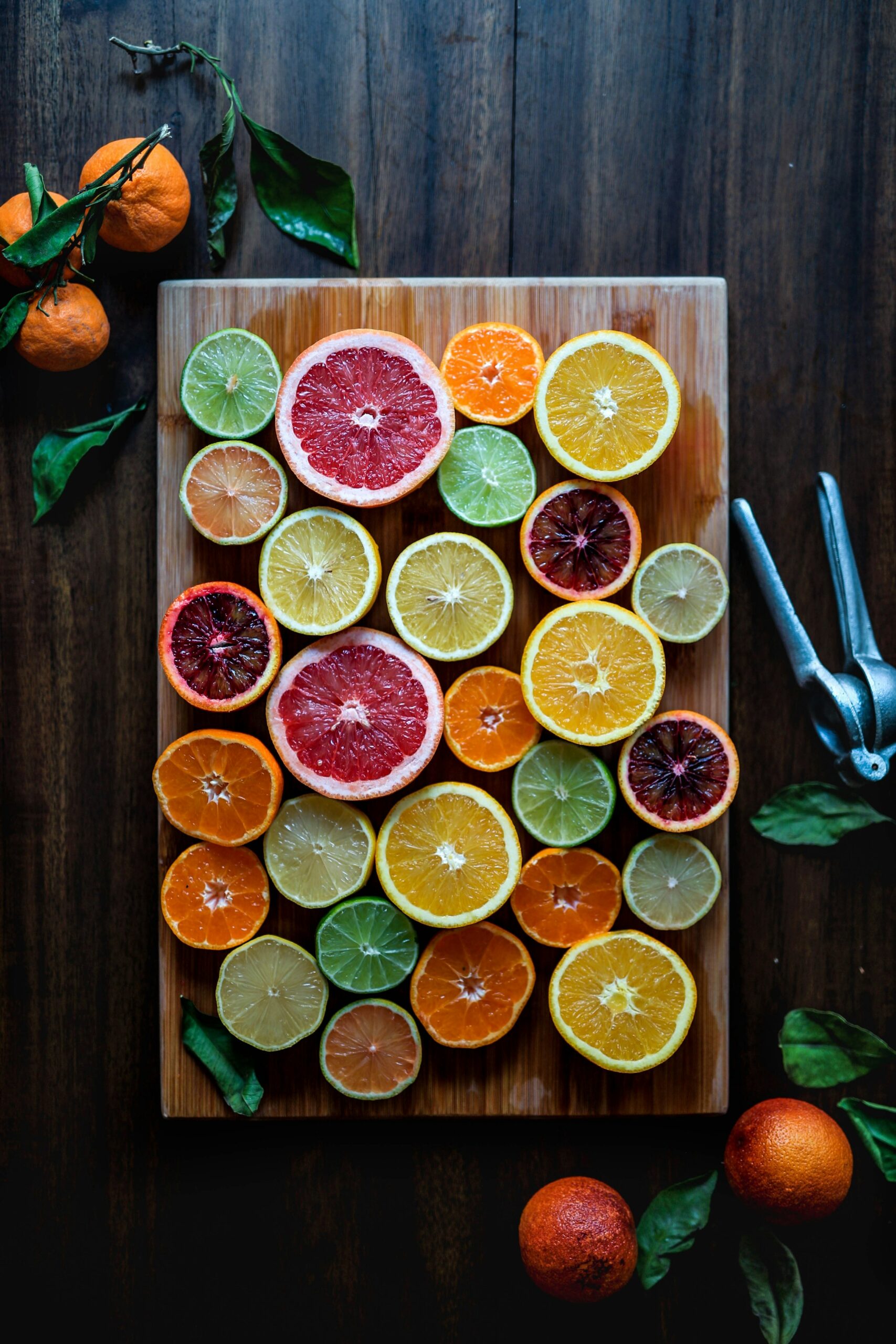 Composizione di agrumi colorati tagliati a fette, fonte di vitamina C