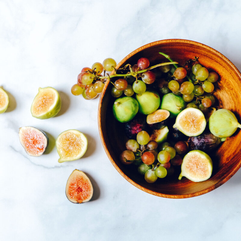 Ciotola di frutta fresca, alimentazione vegetariana