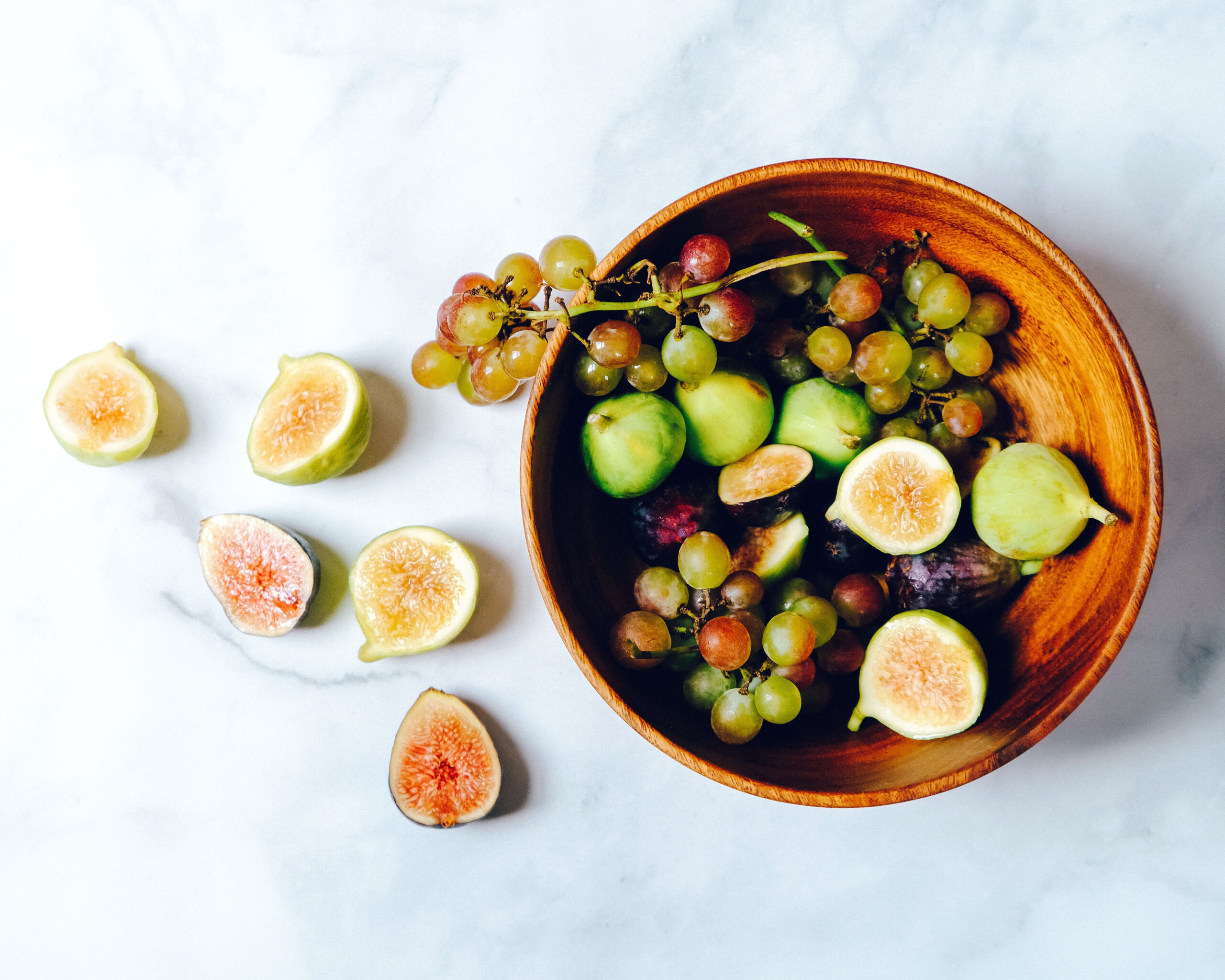 Ciotola di frutta fresca, alimentazione vegetariana