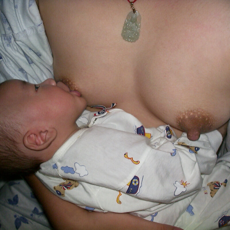 Madre che allatta il proprio bambino