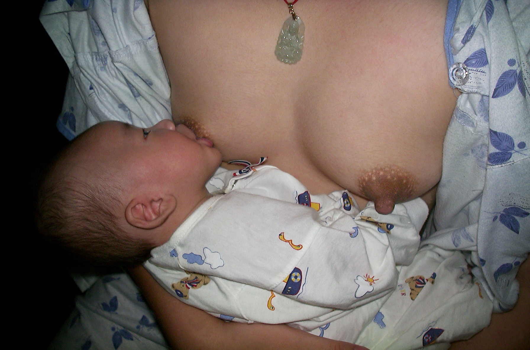 Madre che allatta il proprio bambino