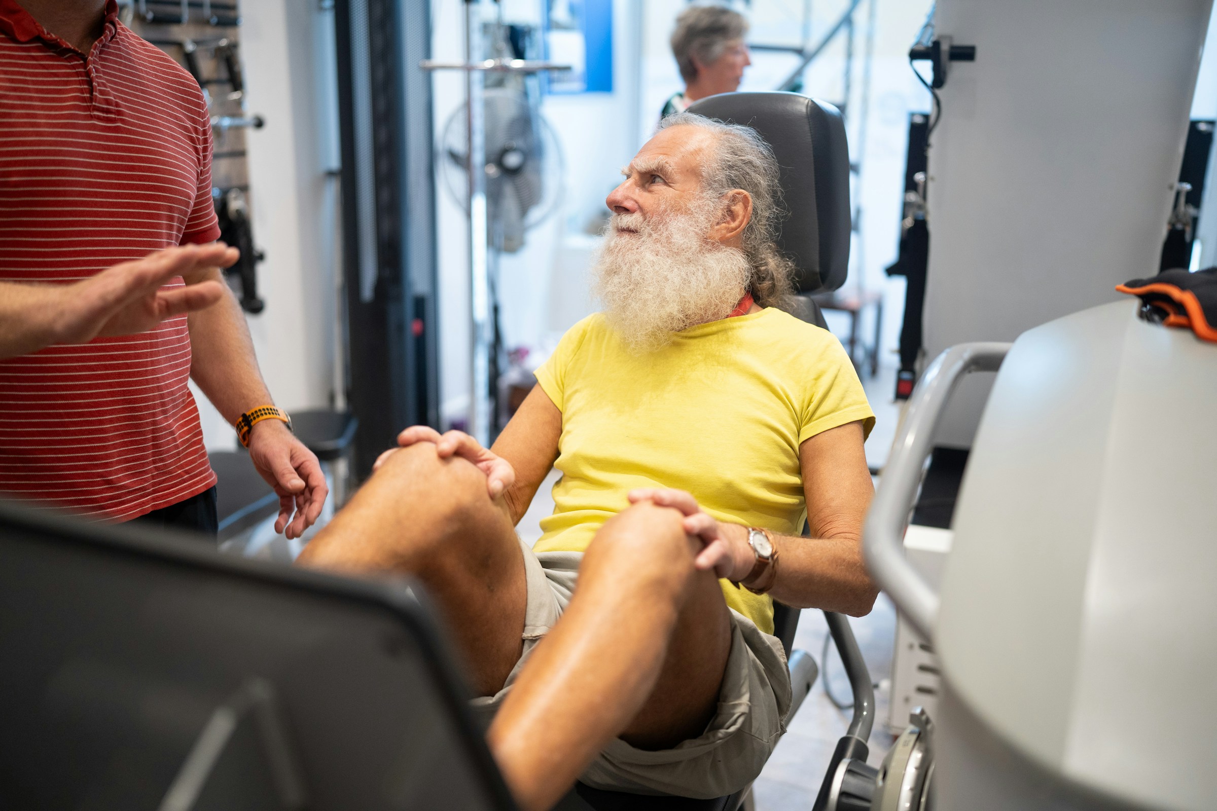 Uomo adulto over 50 durante un allenamento con i pesi in palestra