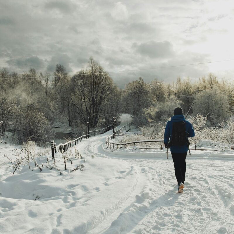 Persona che cammina su una strada innevata in inverno, movimento e articolazioni
