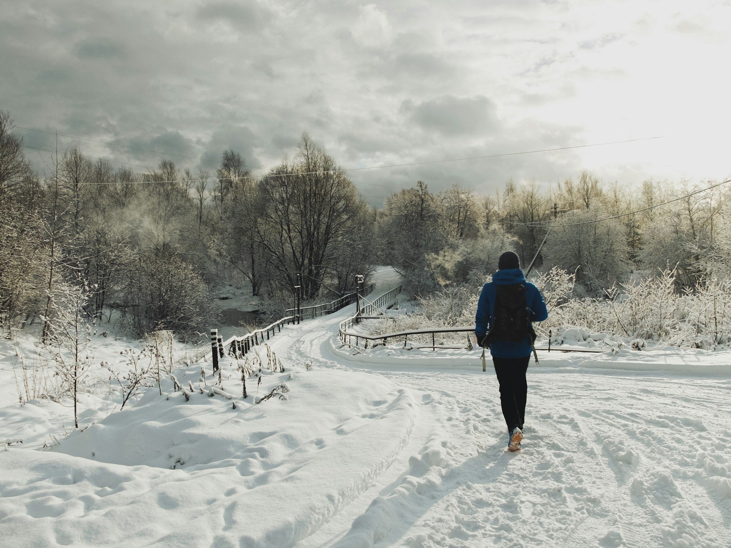 Persona che cammina su una strada innevata in inverno, movimento e articolazioni