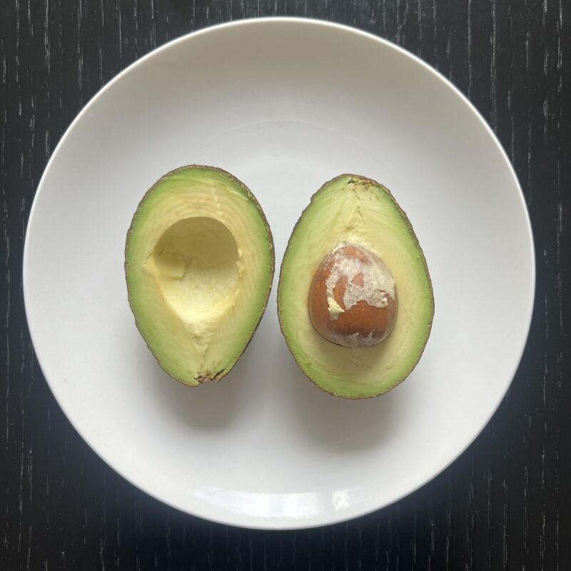 Avocado tagliato a metà, fonte alimentare di acido pantotenico