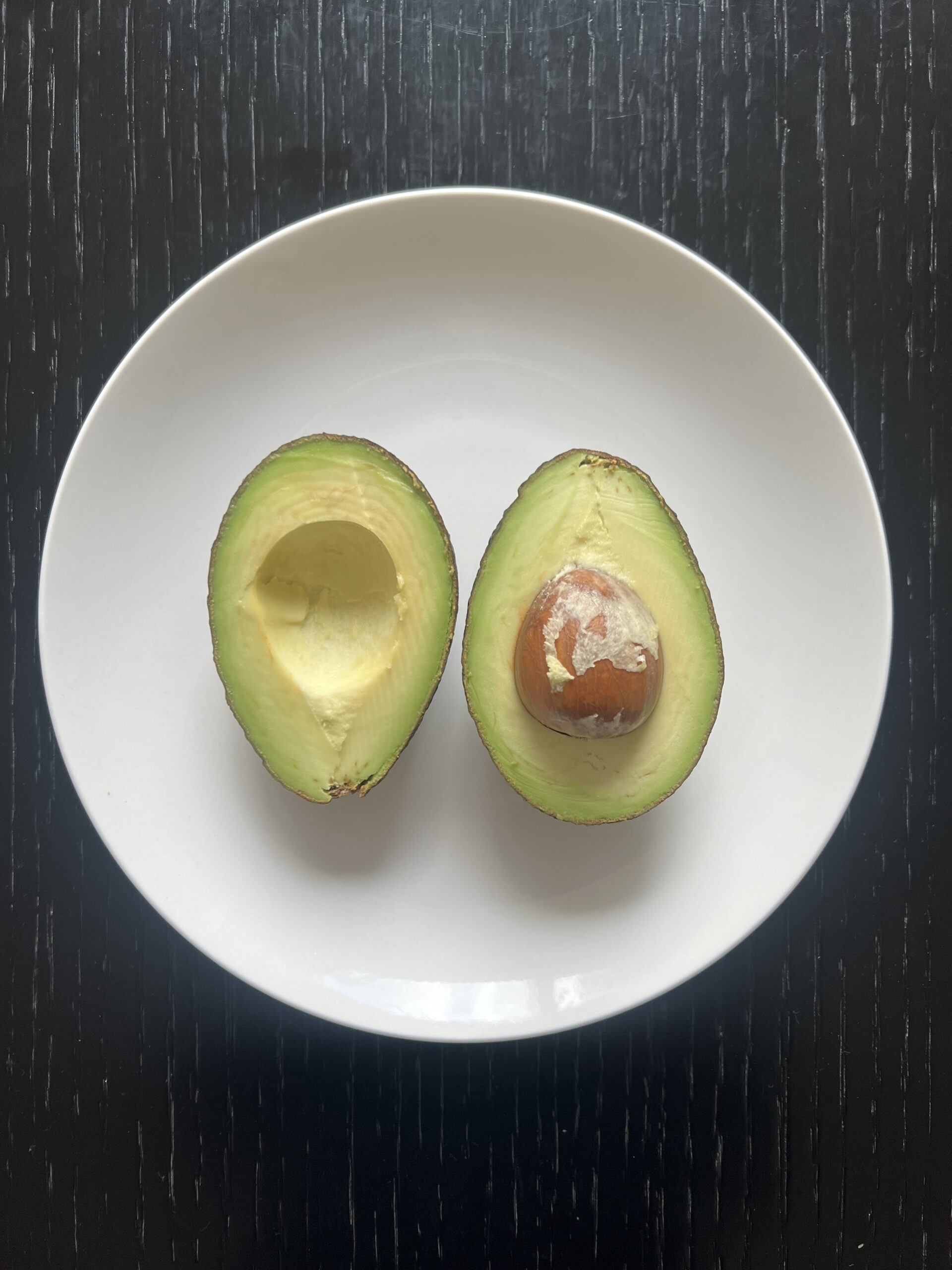 Avocado tagliato a metà, fonte alimentare di acido pantotenico