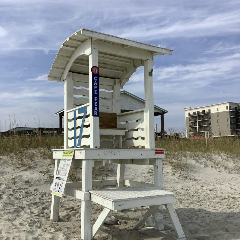 Torretta di salvataggio in legno su una spiaggia sabbiosa