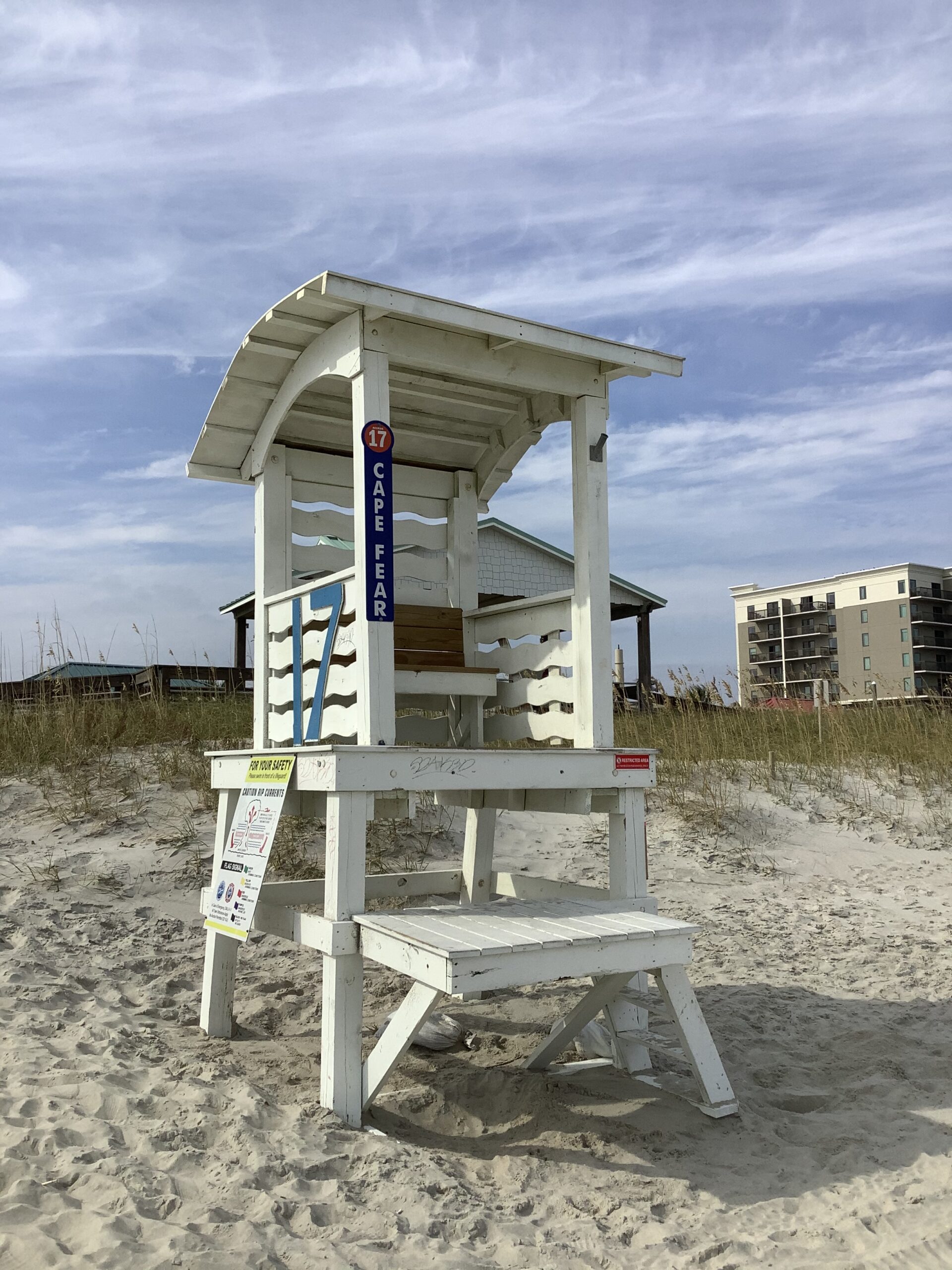 Torretta di salvataggio in legno su una spiaggia sabbiosa