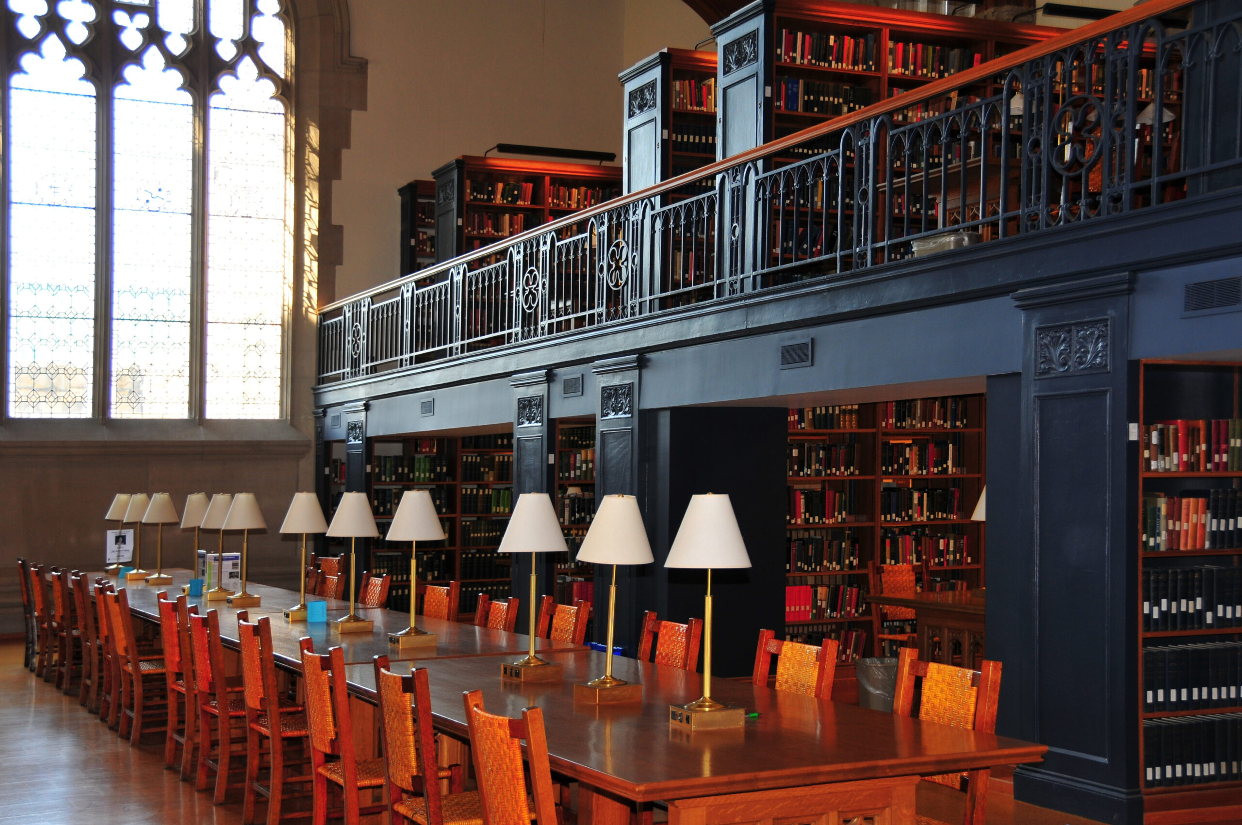 Scaffali di una biblioteca con libri ordinati