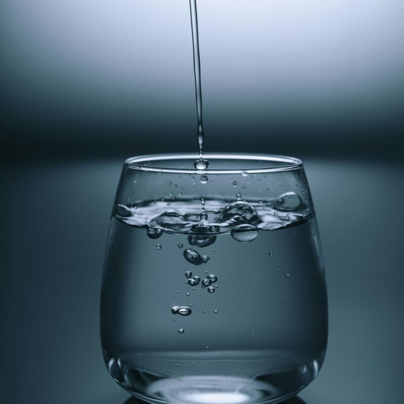 Bicchiere d'acqua pronto per l'assunzione di un integratore