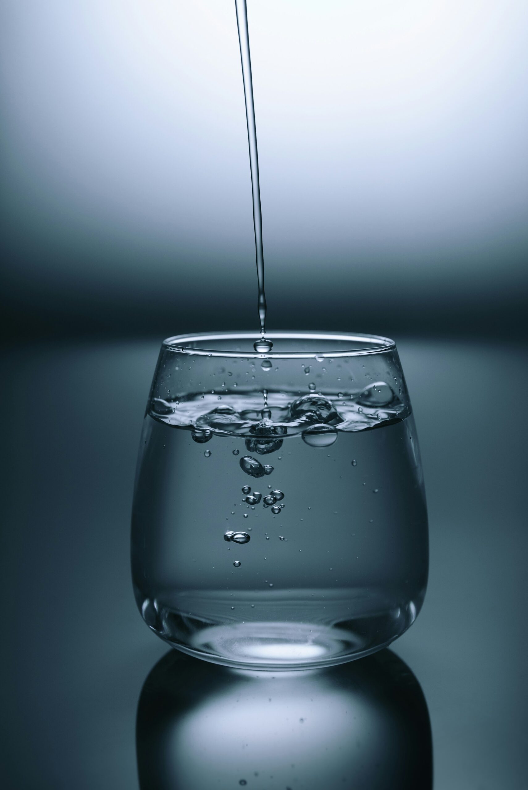 Bicchiere d'acqua pronto per l'assunzione di un integratore