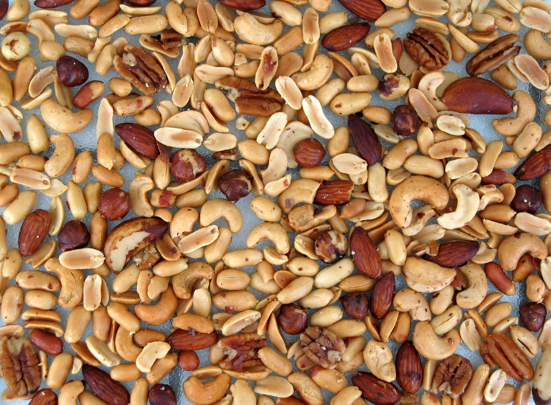 Frutta secca e alimenti fonte di biotina