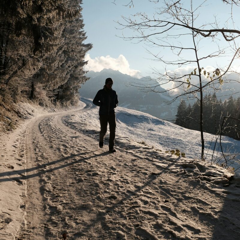Persona che corre all'aperto in inverno per i buoni propositi di gennaio