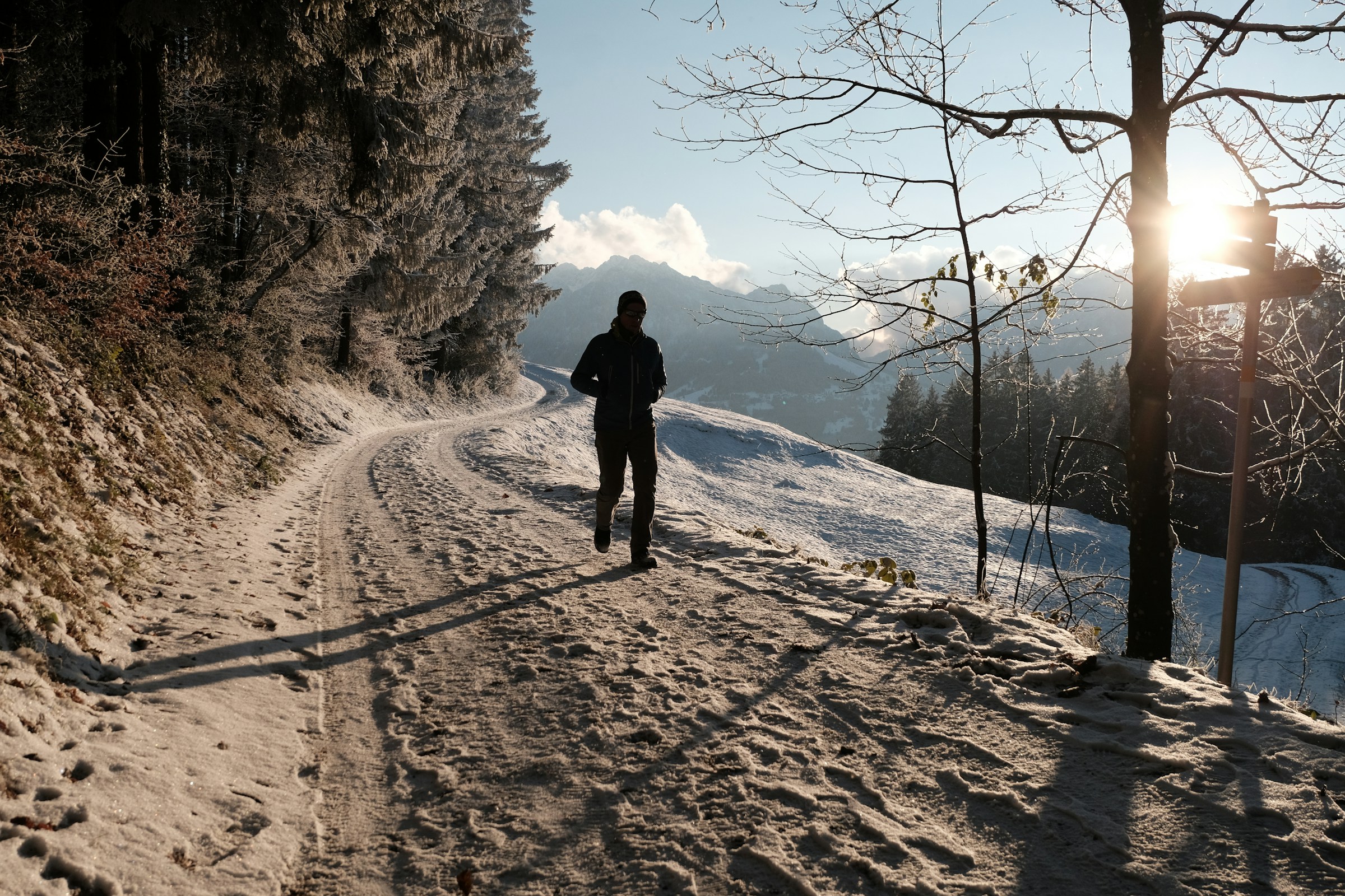 Persona che corre all'aperto in inverno per i buoni propositi di gennaio