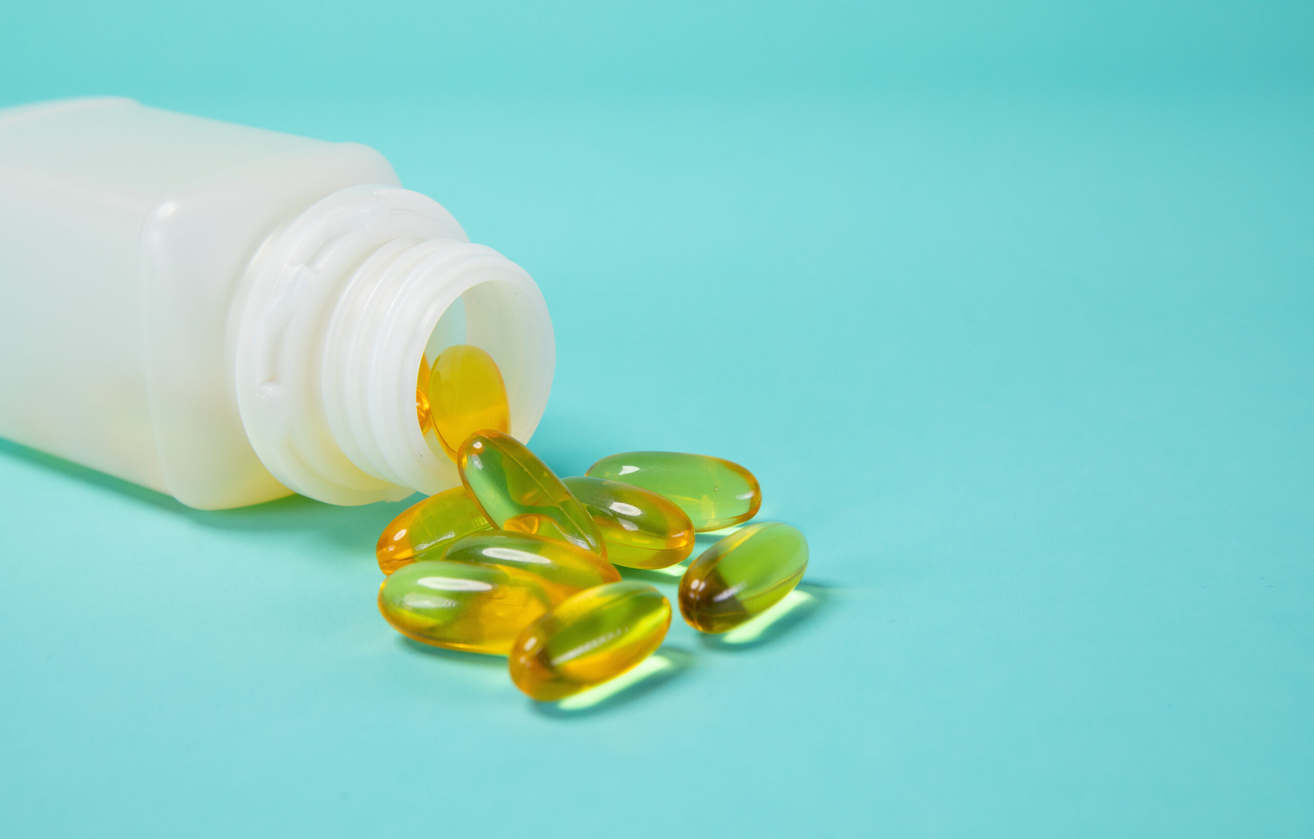 Capsule di integratore in flacone multidose su un tavolo