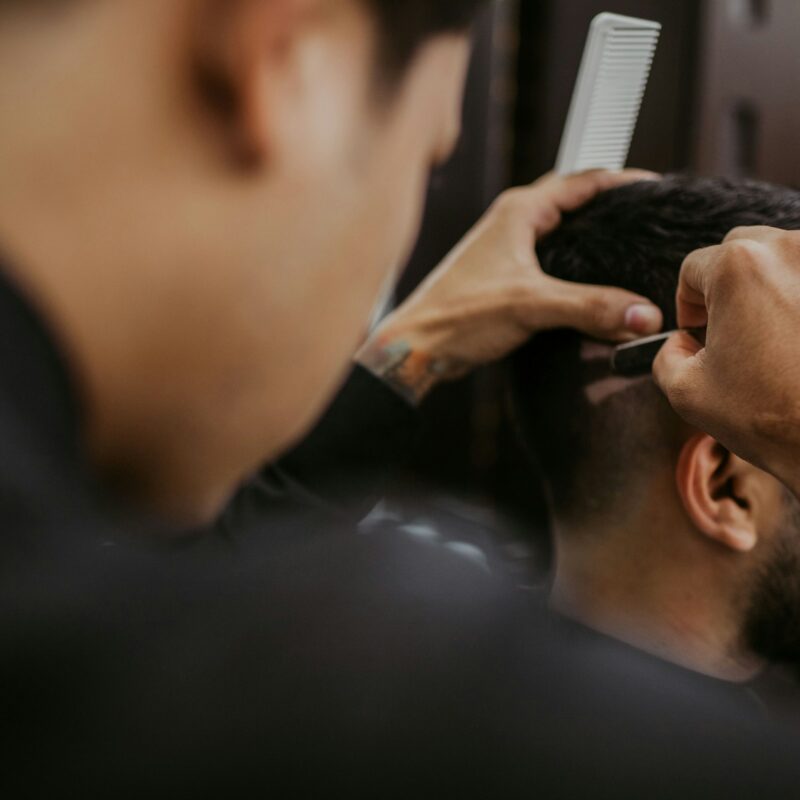 Uomo dal barbiere durante la cura dei capelli
