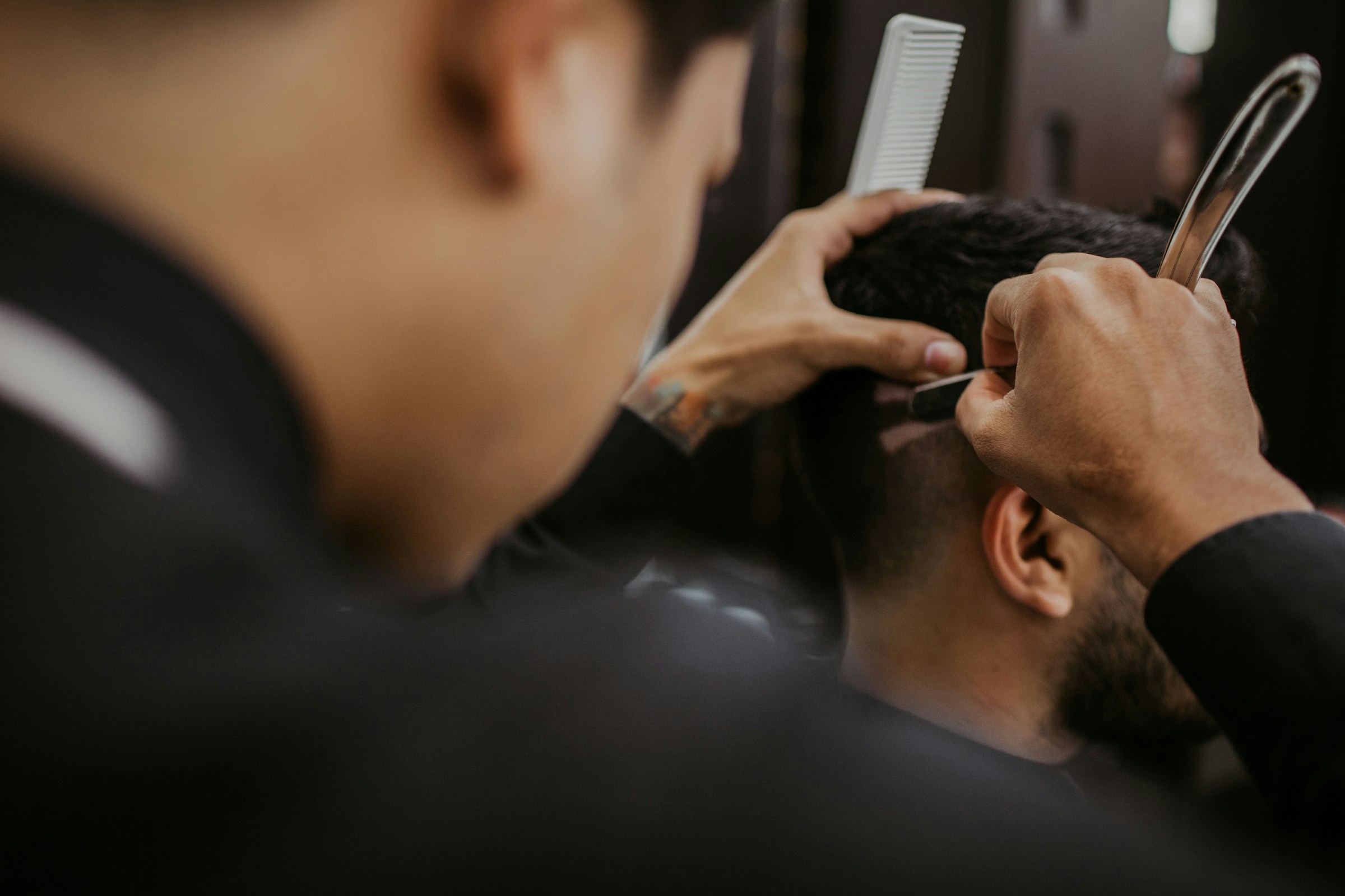 Uomo dal barbiere durante la cura dei capelli