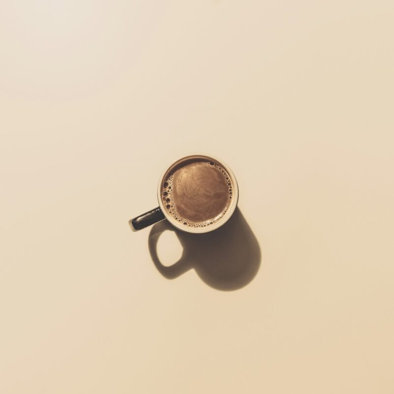 Tazza di caffè caldo appoggiata su un tavolo al mattino
