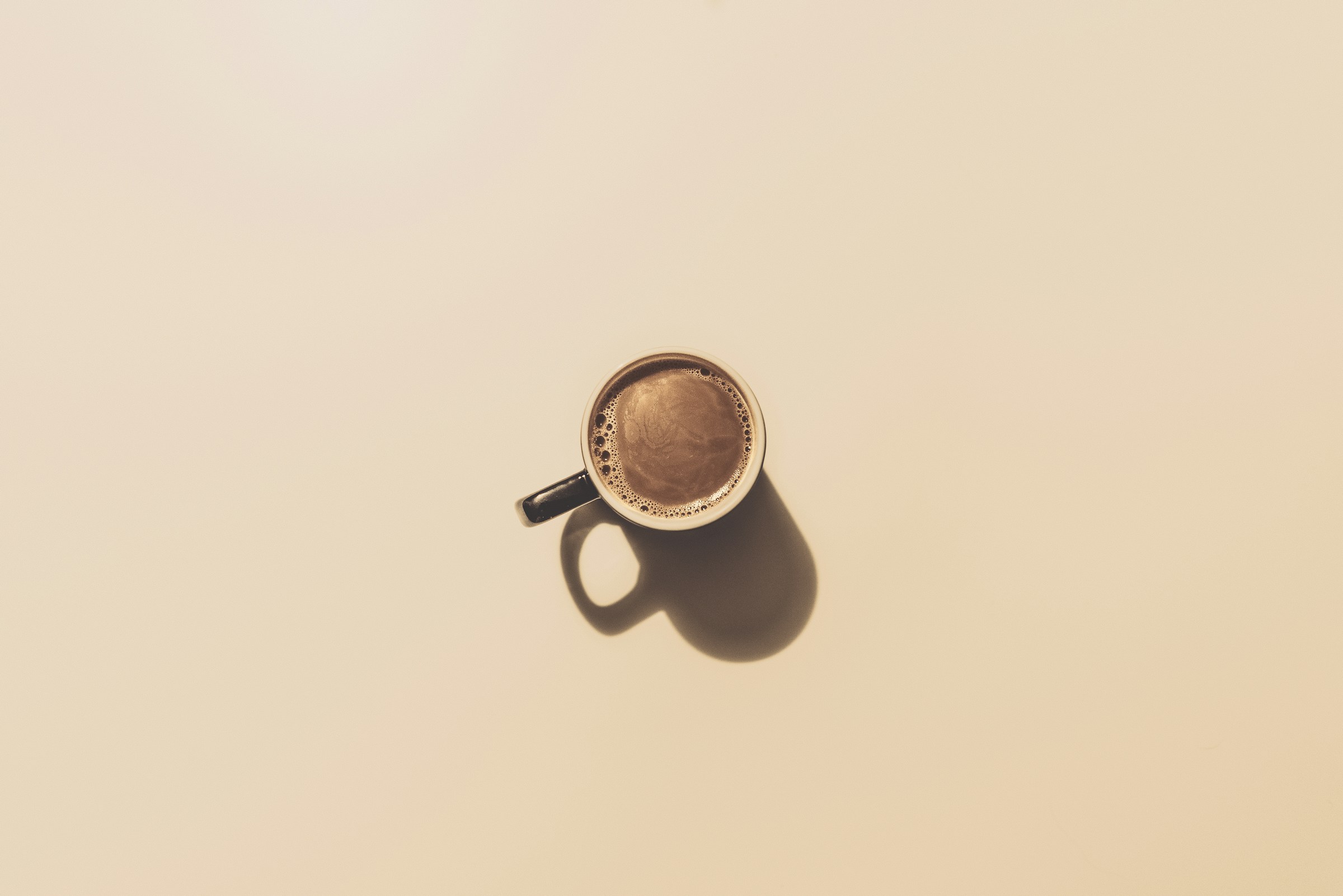 Tazza di caffè caldo appoggiata su un tavolo al mattino