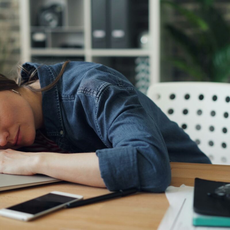 Persona stanca alla scrivania nel pomeriggio
