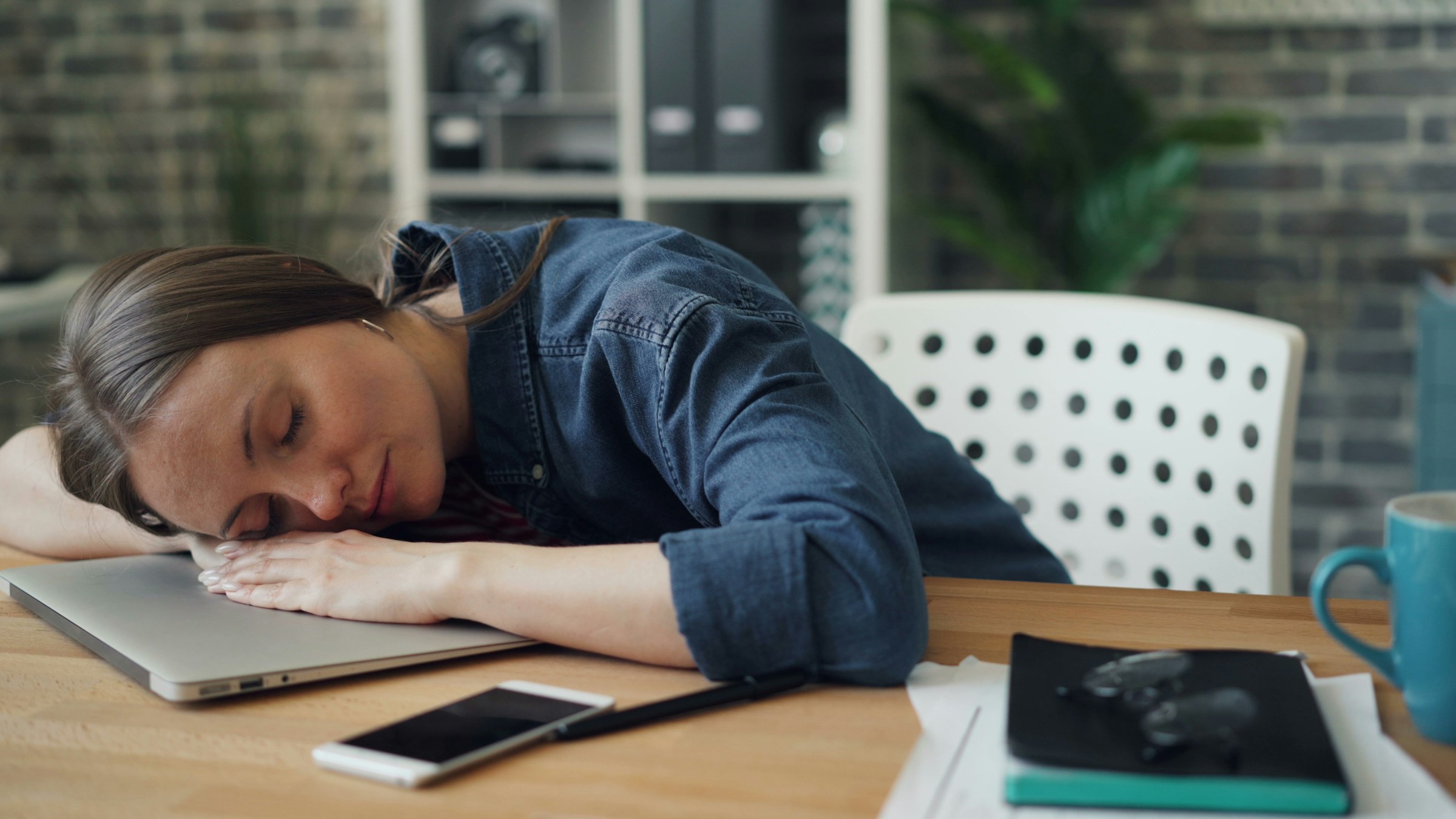 Persona stanca alla scrivania nel pomeriggio