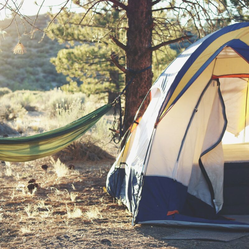 Tenda da campeggio al tramonto in mezzo alla natura