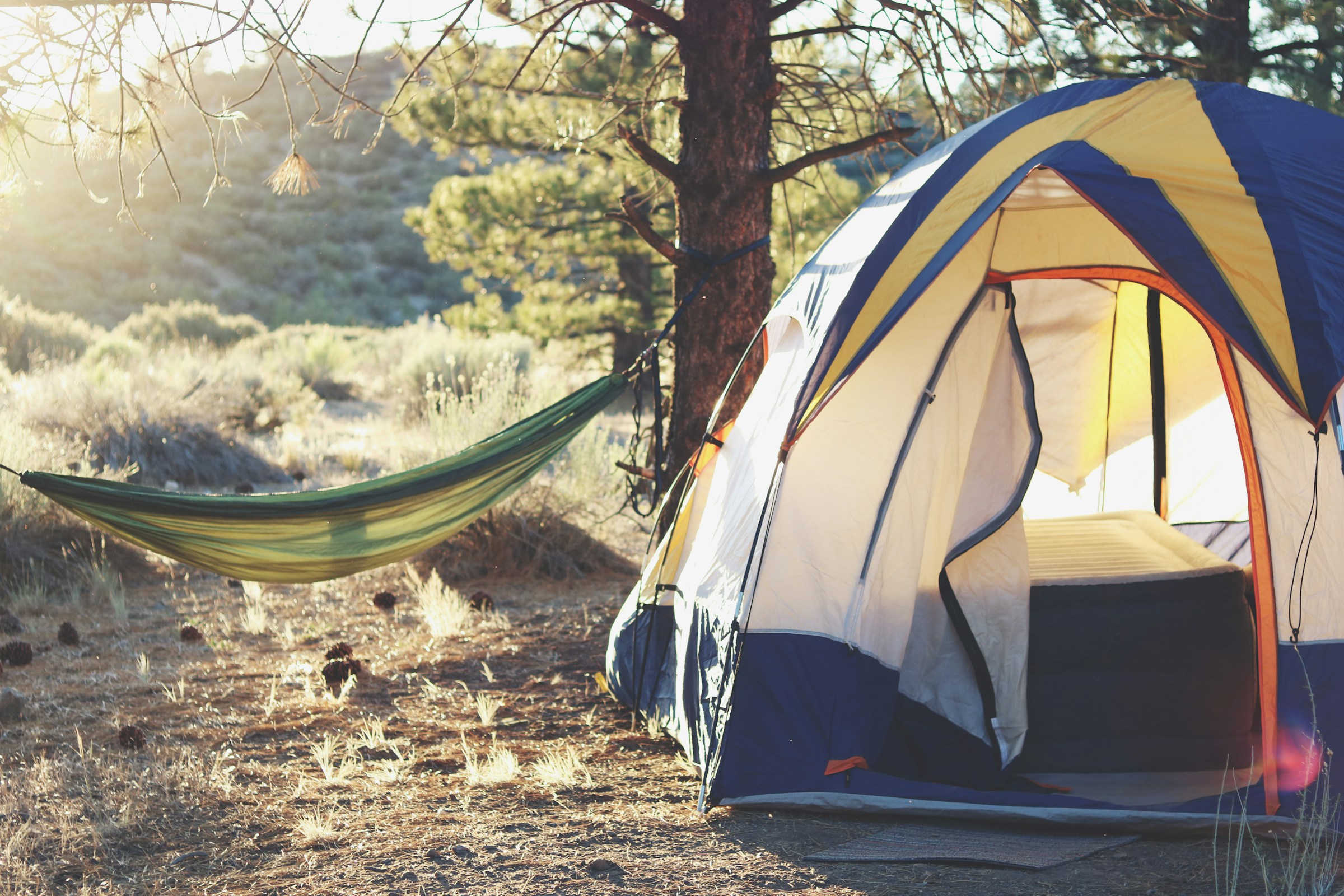 Tenda da campeggio al tramonto in mezzo alla natura