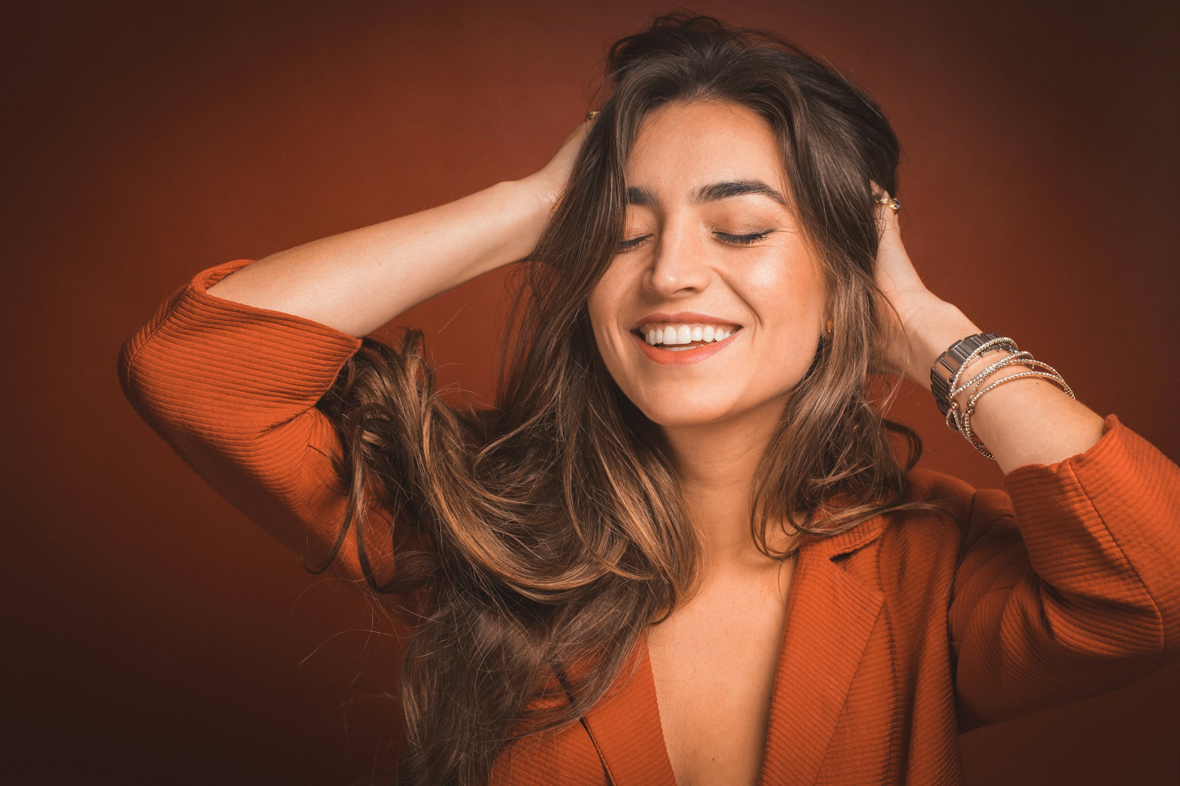 Donna sorridente che si prende cura dei capelli in autunno