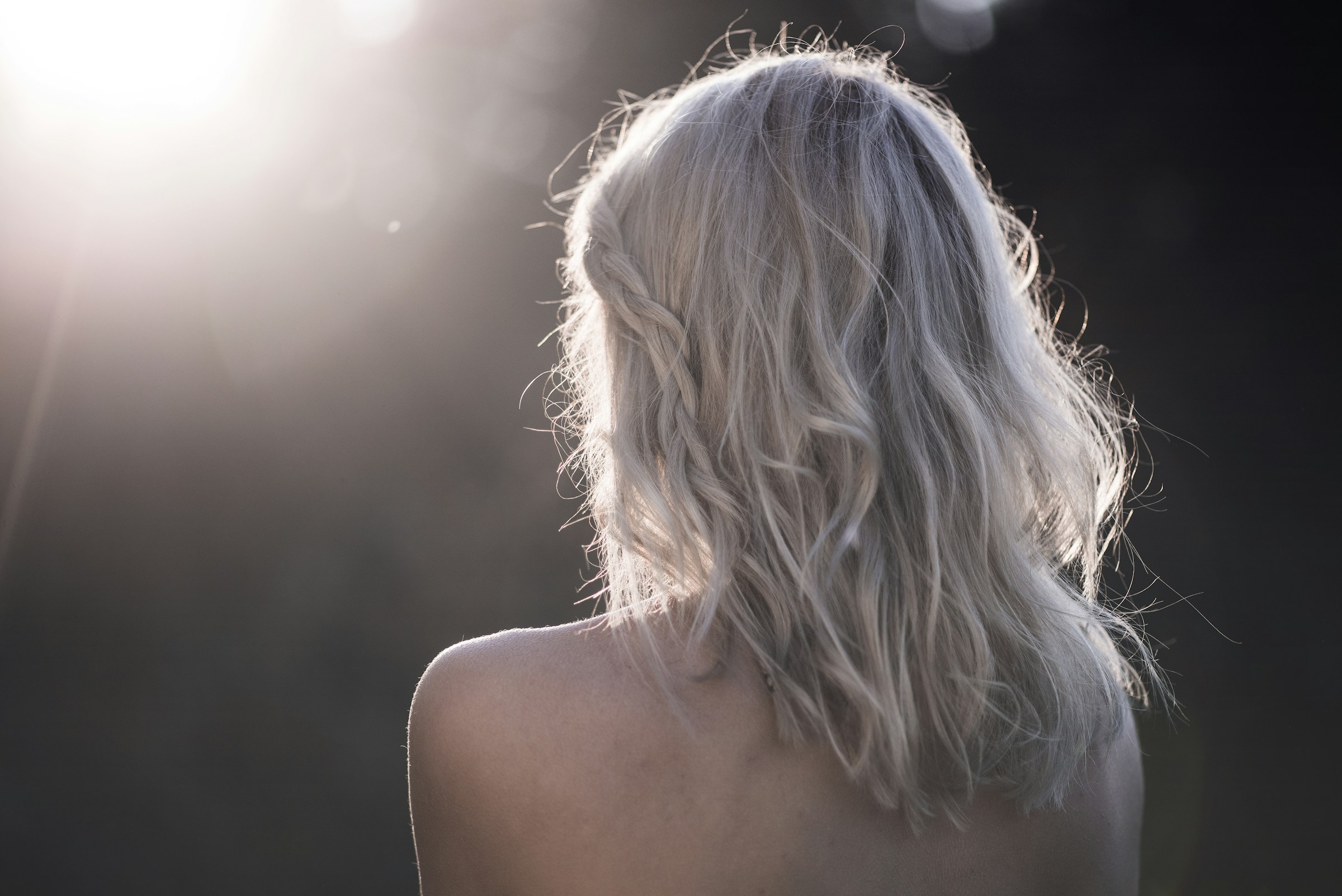 Capelli biondi schiariti dal sole