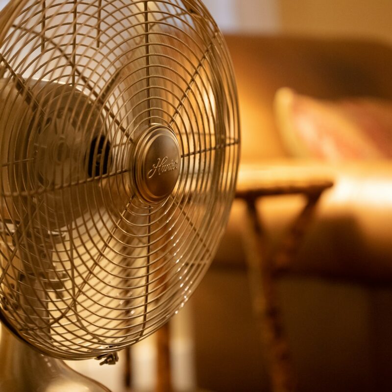 Ventilatore acceso in camera per rinfrescare l'ambiente durante il caldo