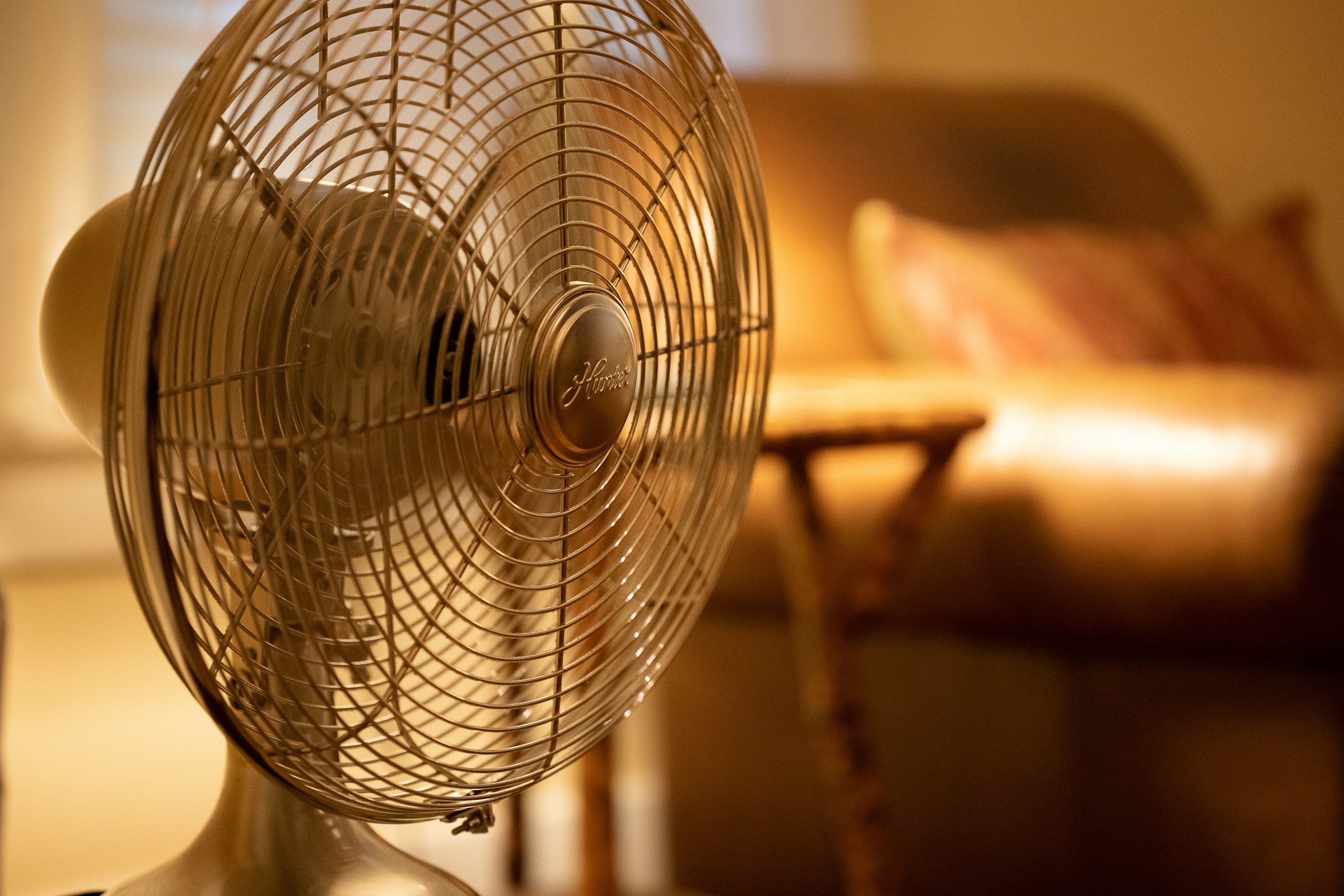 Ventilatore acceso in camera per rinfrescare l'ambiente durante il caldo