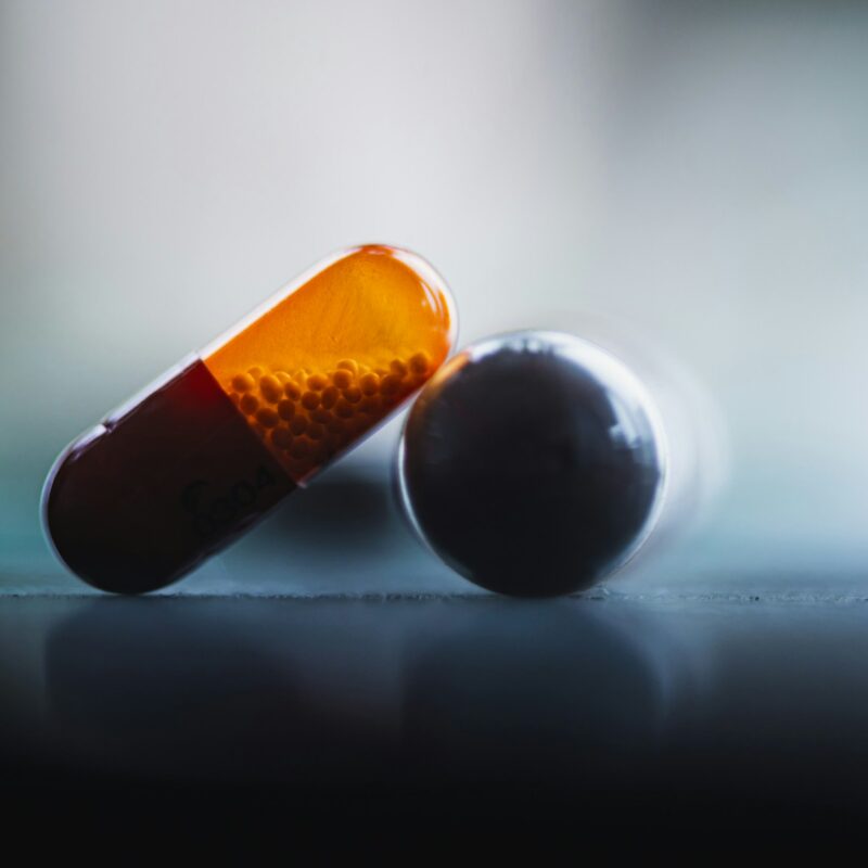 Primo piano di una capsula rossa e bianca di un integratore