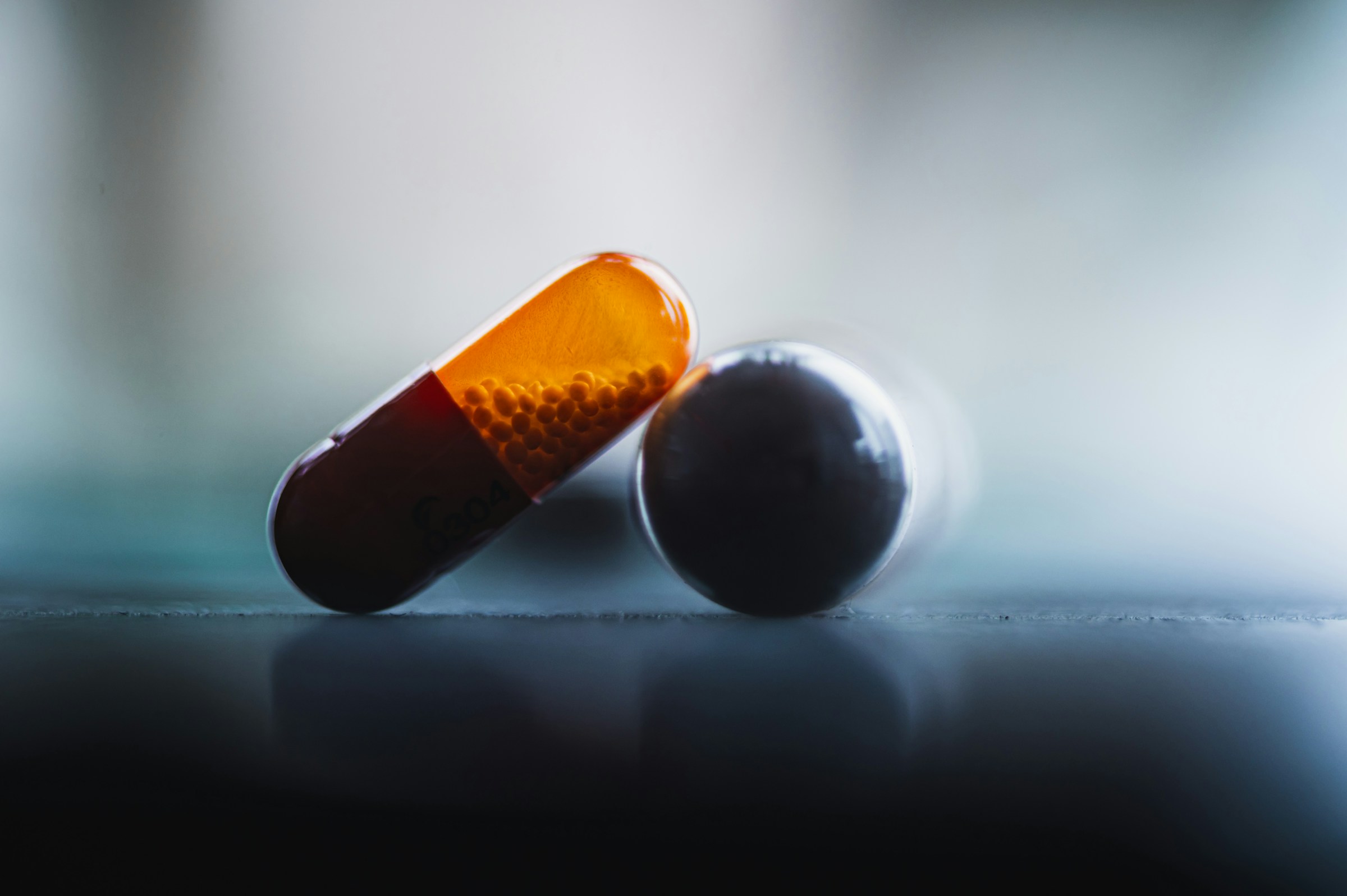 Primo piano di una capsula rossa e bianca di un integratore