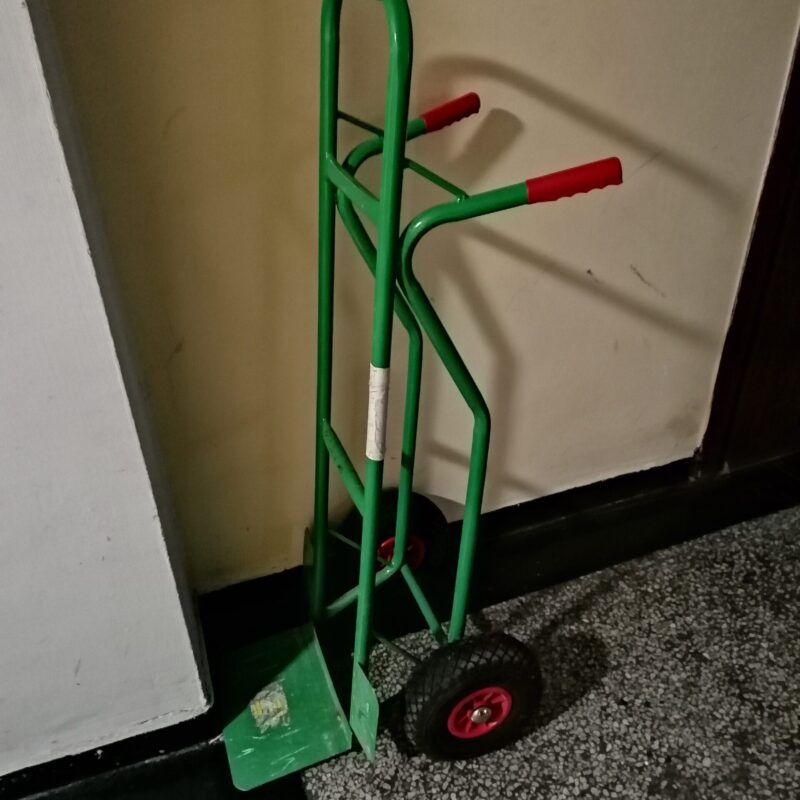 Carrello a mano per il trasporto di scatole in magazzino