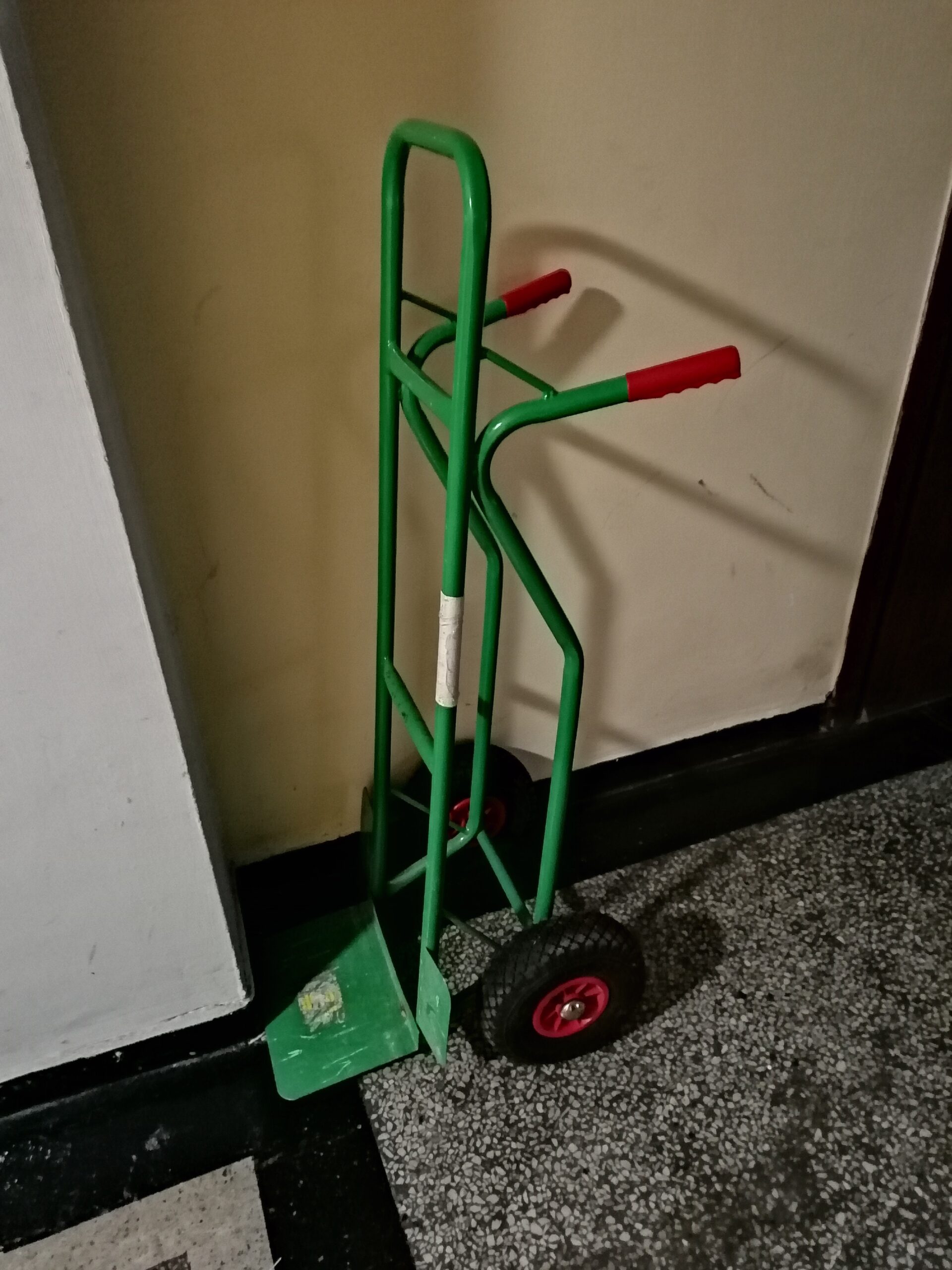 Carrello a mano per il trasporto di scatole in magazzino
