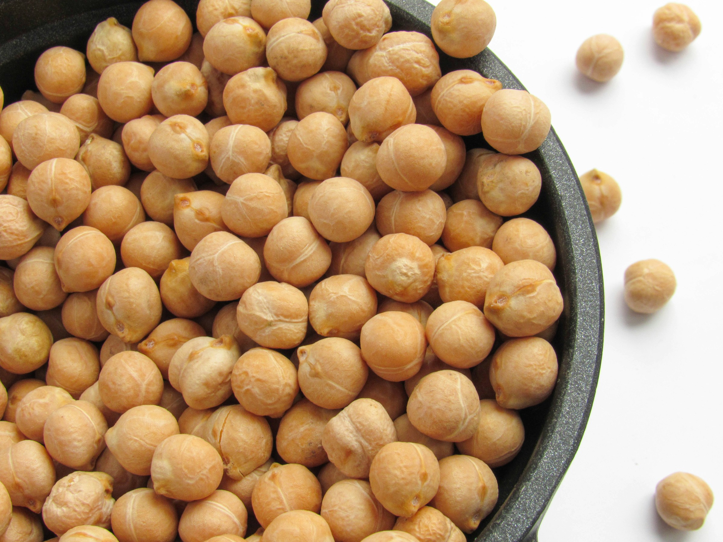 Ciotola di ceci, fonte alimentare di vitamina B6