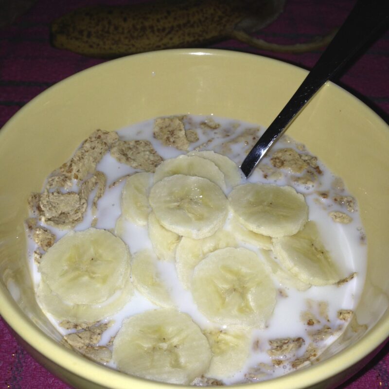Ciotola di cereali integrali con banana
