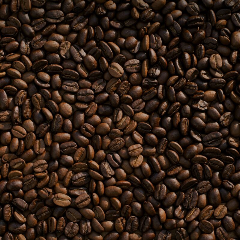 Chicchi di caffè tostati, fonte di caffeina che può influenzare l'eliminazione urinaria di magnesio