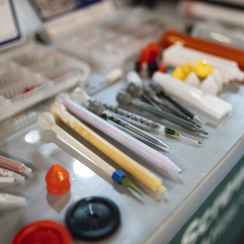Strumenti e attrezzature da laboratorio scientifico su un tavolo