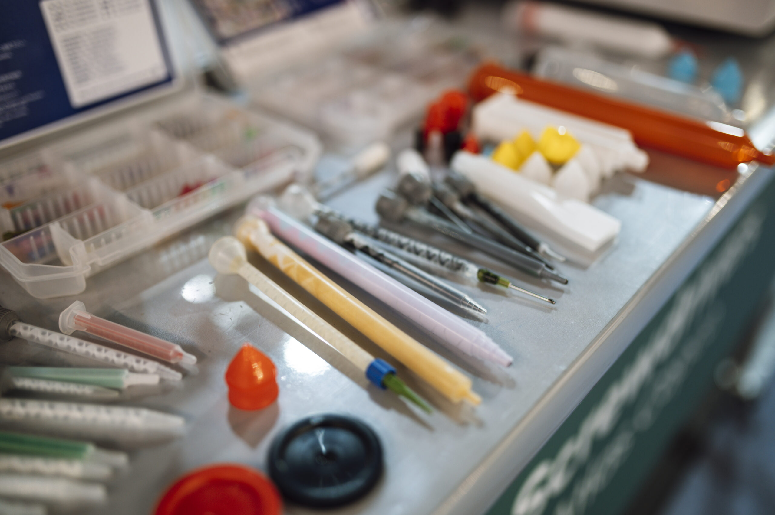 Strumenti e attrezzature da laboratorio scientifico su un tavolo