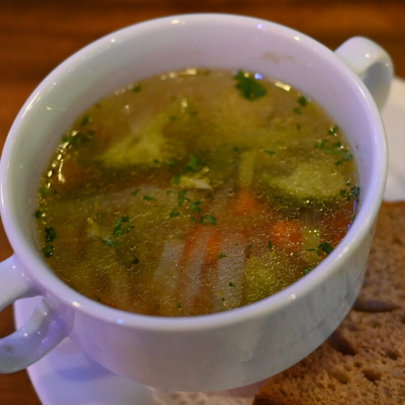 Zuppa di verdure calda, un pasto confortante durante la convalescenza