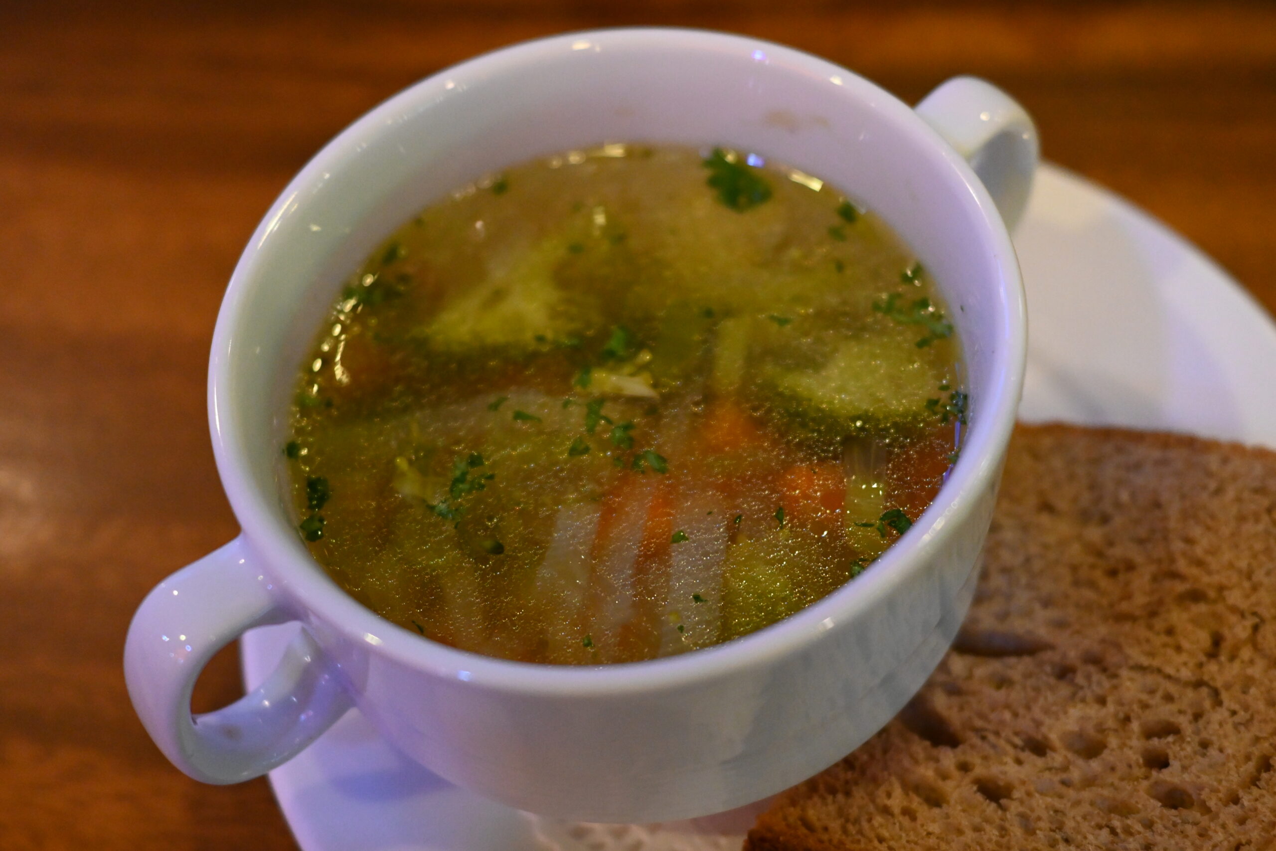 Zuppa di verdure calda, un pasto confortante durante la convalescenza